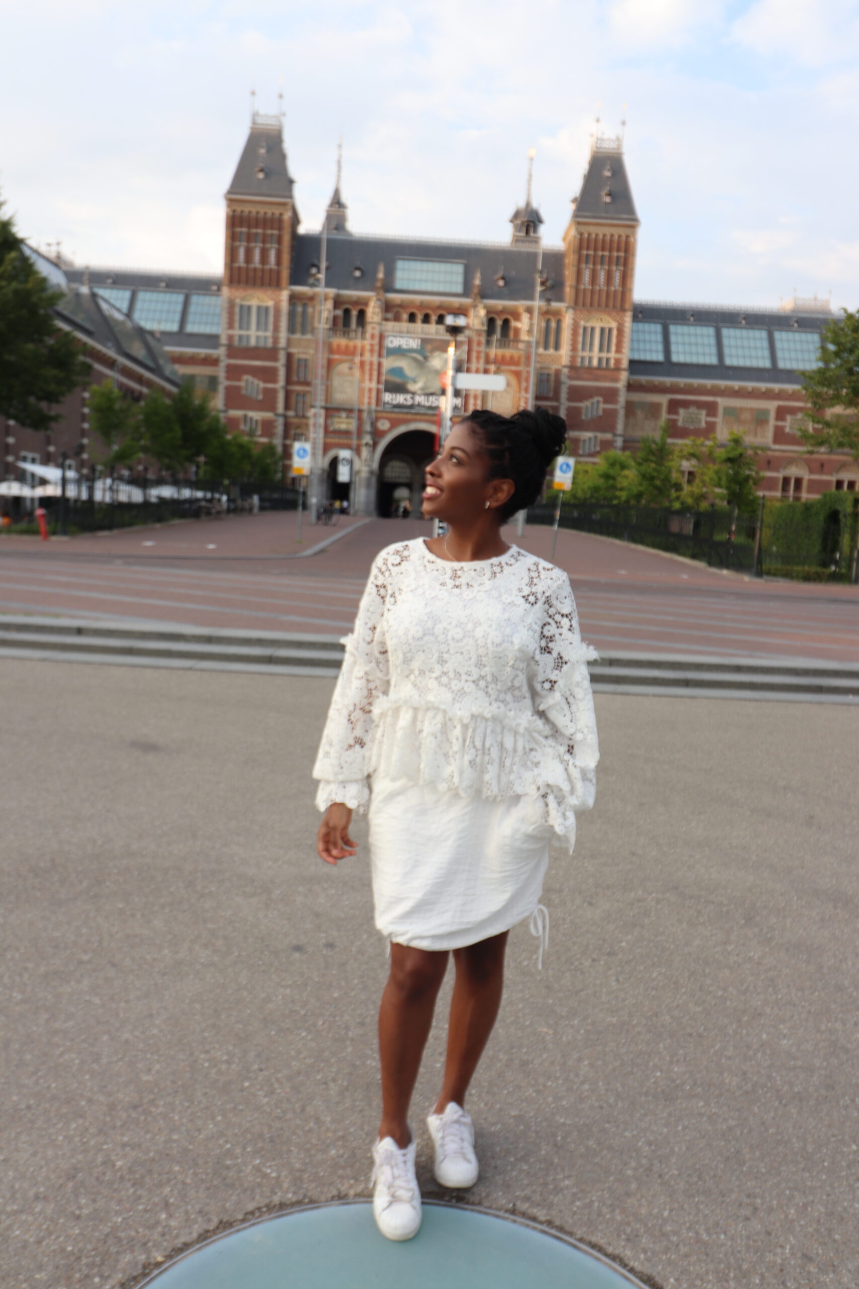 amsterdam, rijksmuseum, white outfit, smile, change, museumplein, transtion, white sneakers, adidas, white skirt, blouse, change, storyteller